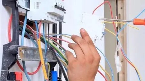 فني كهربائي بالكويت